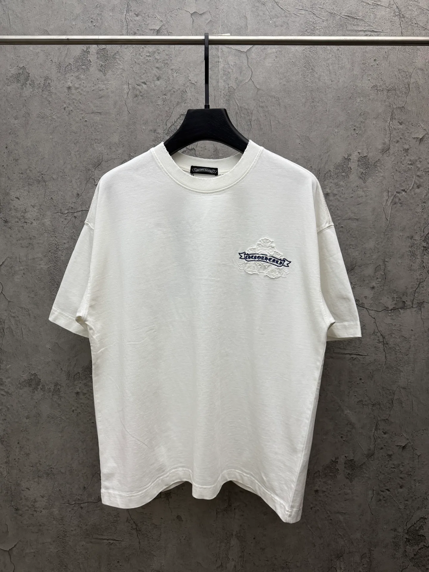 P230 top version, real shot without P, ​​different from market currency) 𝗖𝗵𝗿𝗼𝗺𝗲 𝗛𝗲𝗮𝗿𝘁𝘀/Croxin 2026 spring new original single counter American patch embroidered couple short sleeves 👑The highest version! Customized fabric 320 grams, patch embroidery, best-selling model at the counter, very comfortable to wear. Accessories: original molded and authenticated collar label ➕ 100% silk wash water label. Genuine purchase-grade original hangtag➕matching hanging rope➕3D hanging beads➕original packaging bag. Craftsmanship: The original version has consistent wiring! The highest version of the armhole matching technique! Color: White Black Size: S M L XL Style No.: 6606